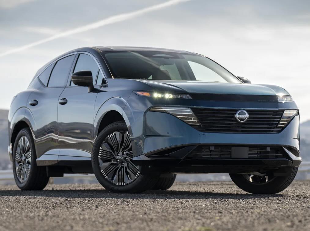 A photo of a metalic blue 2026 Nissan Murano SL.